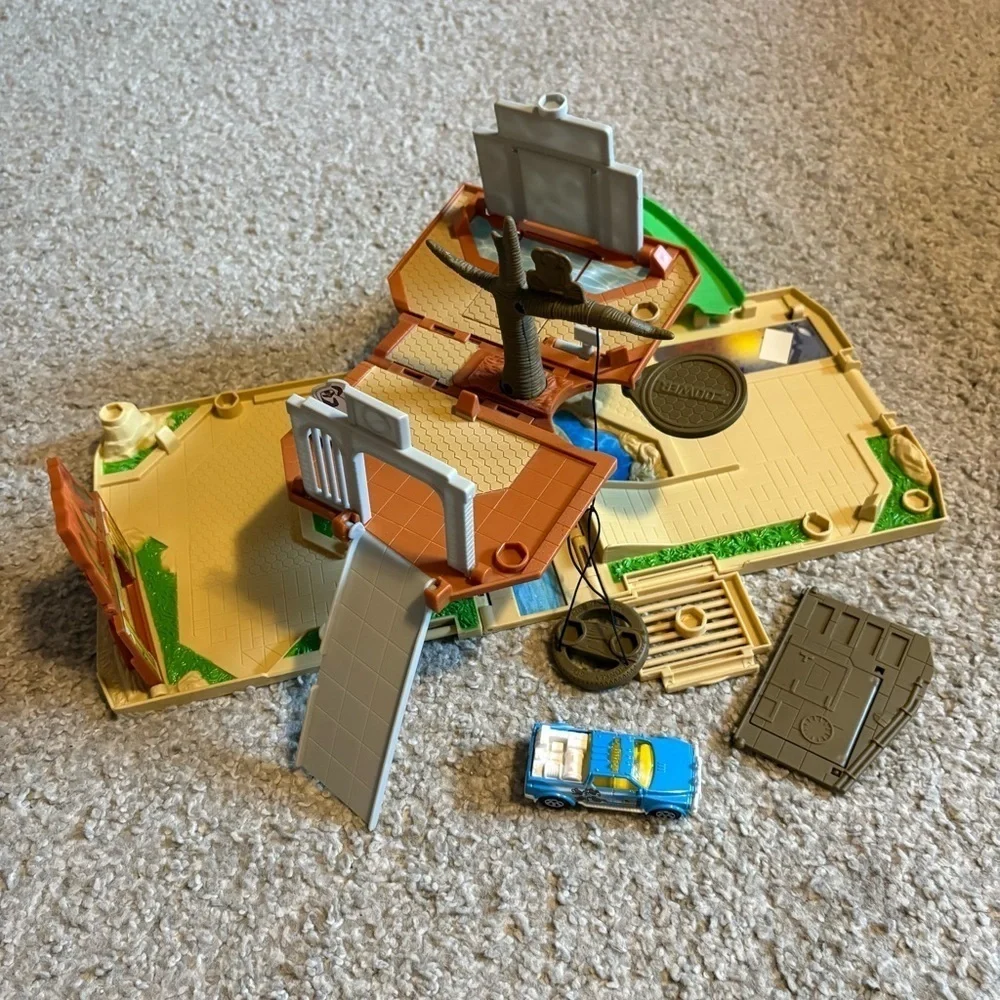Matchbox Pop Up The Penguins of Madagascar Playset Mattel Vintage W/ Car